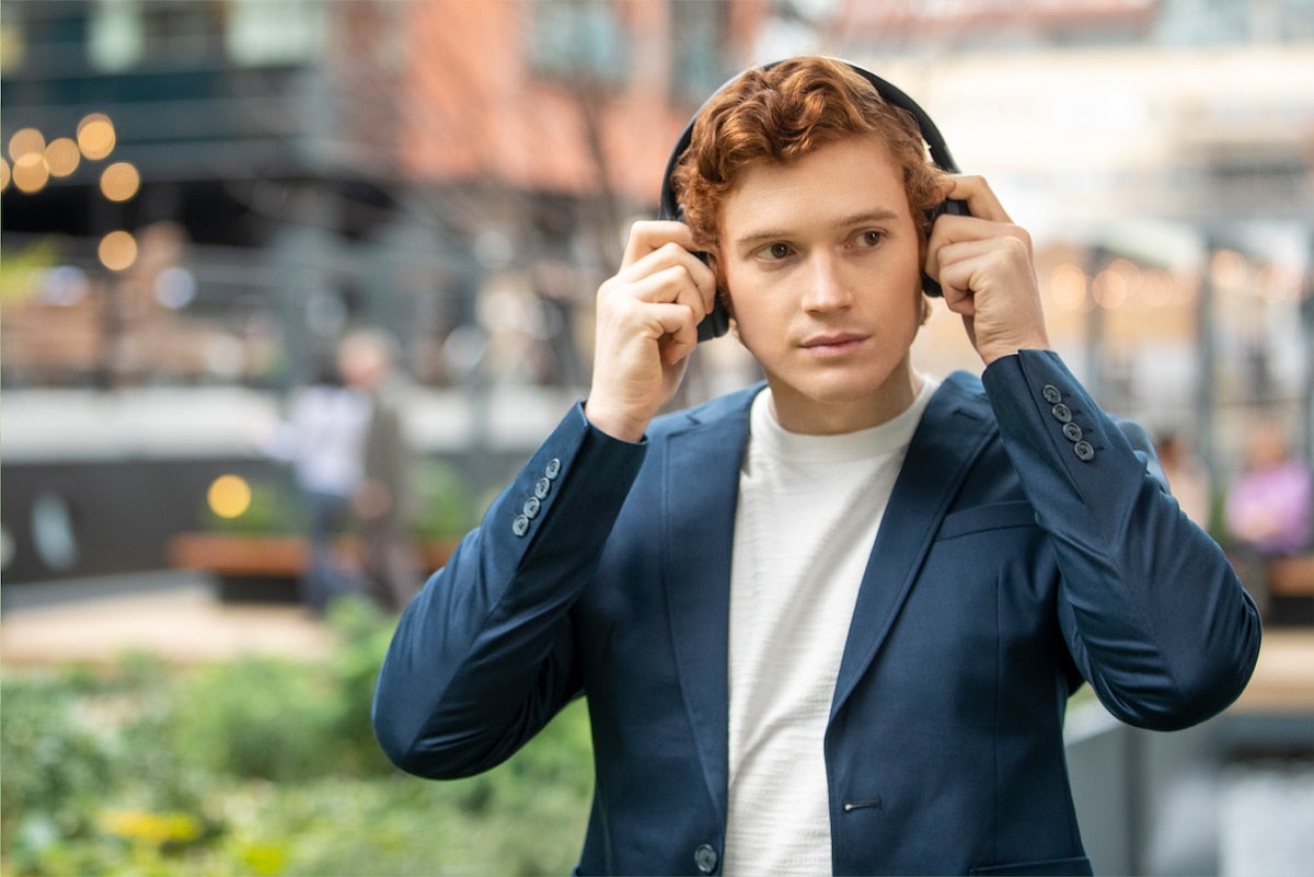 Wearing WH-1000XM4 headphones in a cafe